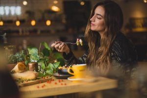 Mujer reflexionando sobre su relación con la comida